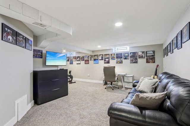 8112 N Santa Monica BOULEVARD, Fox Point, WI 53217
