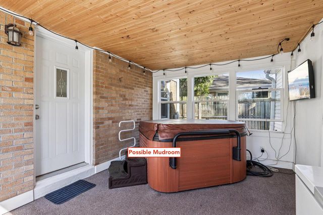8112 N Santa Monica BOULEVARD, Fox Point, WI 53217