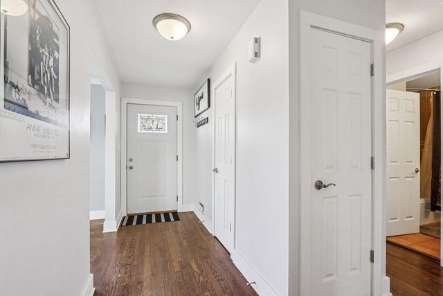 8112 N Santa Monica BOULEVARD, Fox Point, WI 53217