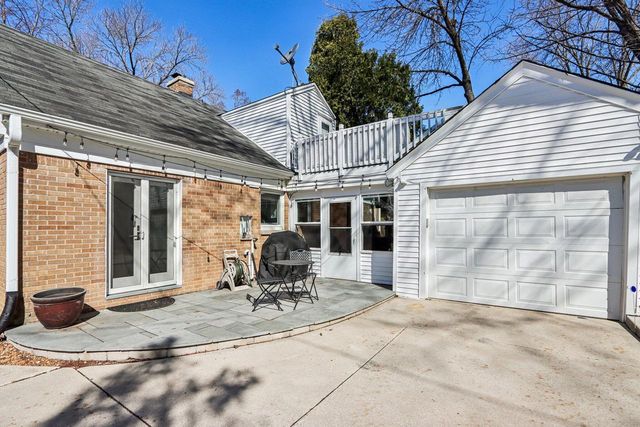 8112 N Santa Monica BOULEVARD, Fox Point, WI 53217