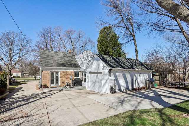 8112 N Santa Monica BOULEVARD, Fox Point, WI 53217