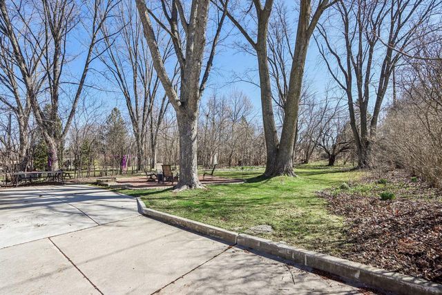 8112 N Santa Monica BOULEVARD, Fox Point, WI 53217