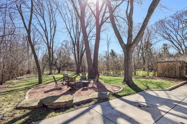 8112 N Santa Monica BOULEVARD, Fox Point, WI 53217