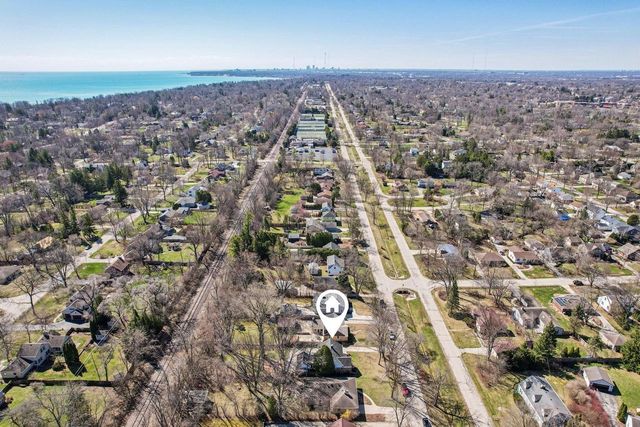 8112 N Santa Monica BOULEVARD, Fox Point, WI 53217