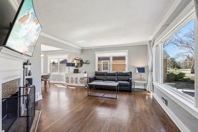 8112 N Santa Monica BOULEVARD, Fox Point, WI 53217