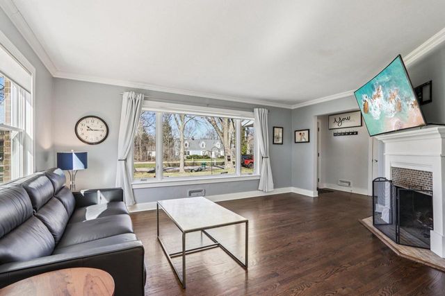 8112 N Santa Monica BOULEVARD, Fox Point, WI 53217