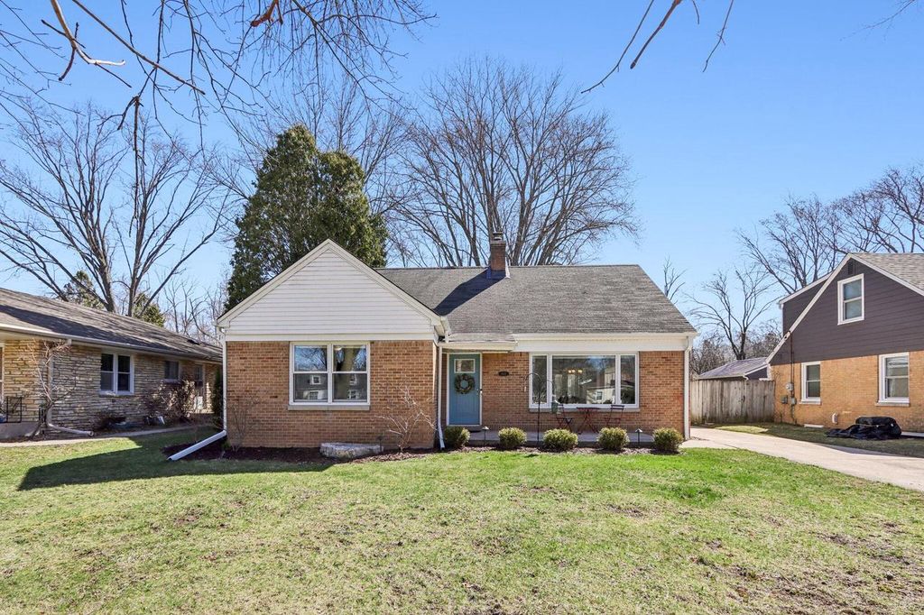 8112 N Santa Monica BOULEVARD, Fox Point, WI 53217