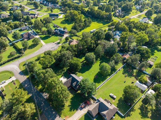 105 Four Season Dr, Murfreesboro, TN 37129