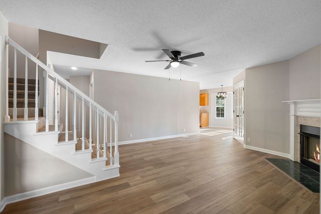 105 Four Season Dr, Murfreesboro, TN 37129