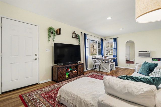 133 W Hughes Street, Marshall, MI 49068