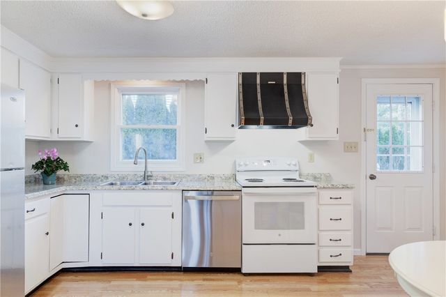 35 Corys Court, Portsmouth, RI 02871