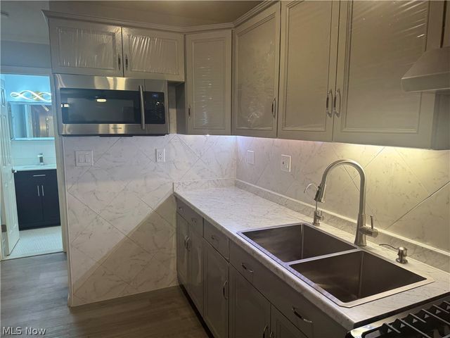 25735 Lorain Road 304, North Olmsted, OH 44070