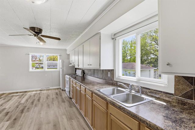 400 DAKOTA STREET, Oshkosh, WI 54902