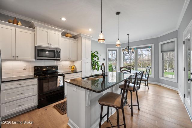 7712 Niemann Dr, Louisville, KY 40291