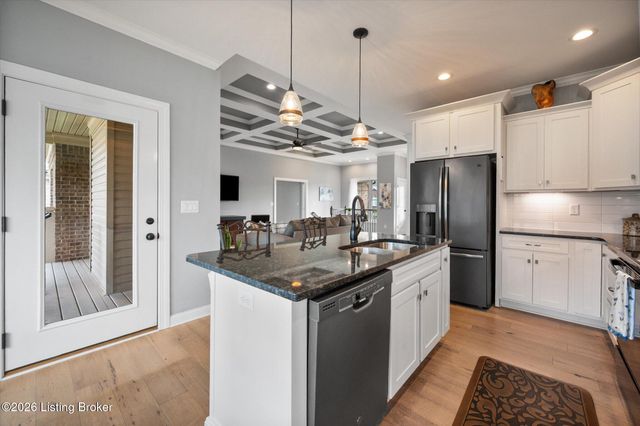 7712 Niemann Dr, Louisville, KY 40291