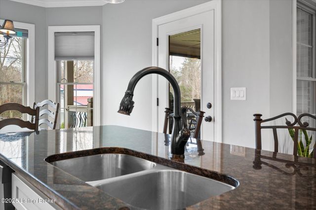 7712 Niemann Dr, Louisville, KY 40291