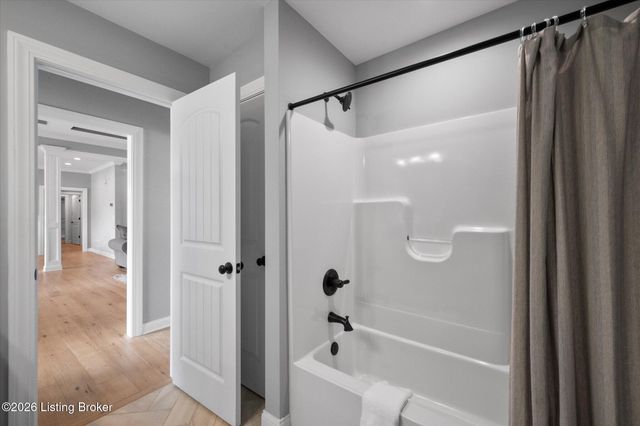 7712 Niemann Dr, Louisville, KY 40291