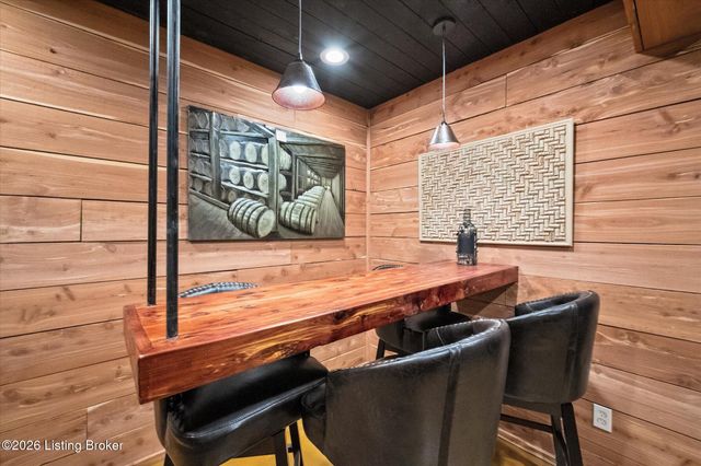 7712 Niemann Dr, Louisville, KY 40291