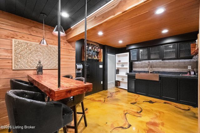 7712 Niemann Dr, Louisville, KY 40291