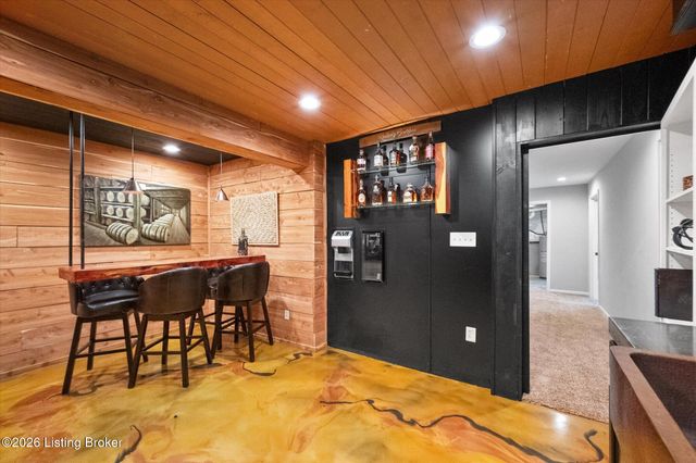 7712 Niemann Dr, Louisville, KY 40291