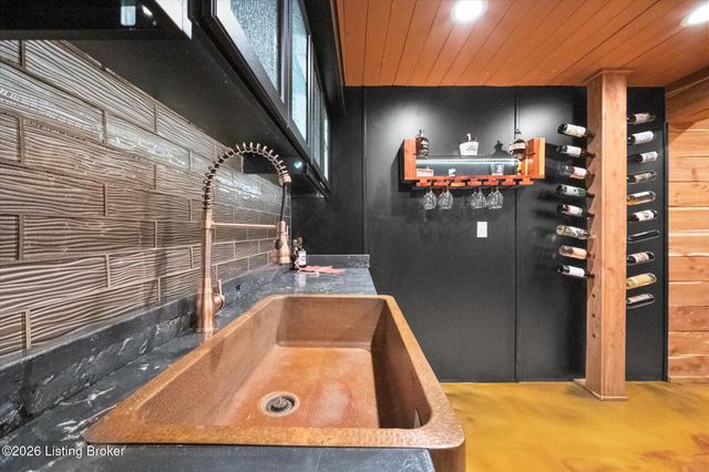 7712 Niemann Dr, Louisville, KY 40291