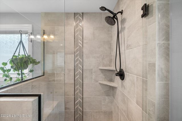 7712 Niemann Dr, Louisville, KY 40291