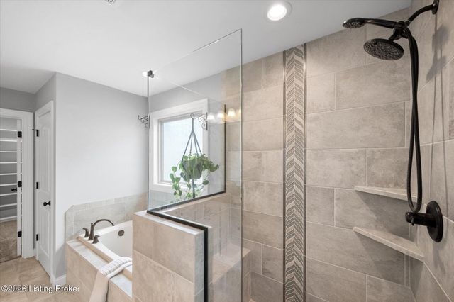 7712 Niemann Dr, Louisville, KY 40291