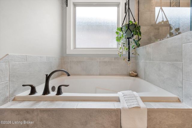 7712 Niemann Dr, Louisville, KY 40291