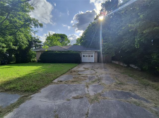 1211 Wolfe City Drive, Greenville, TX 75401