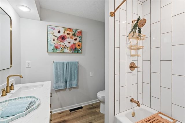 8531 Long Street, Lenexa, KS 66215
