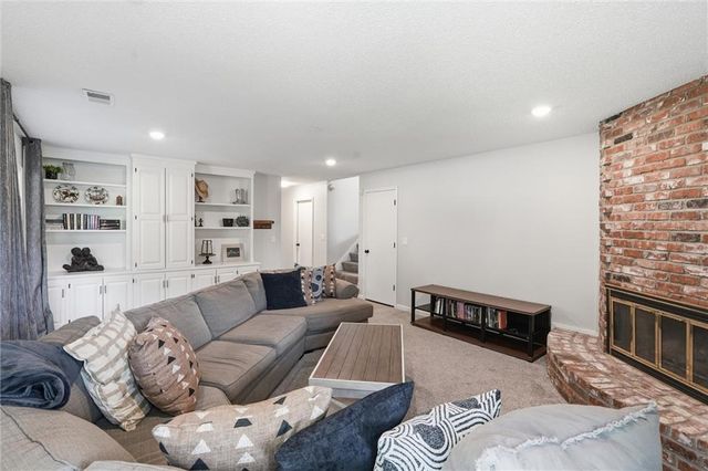 8531 Long Street, Lenexa, KS 66215