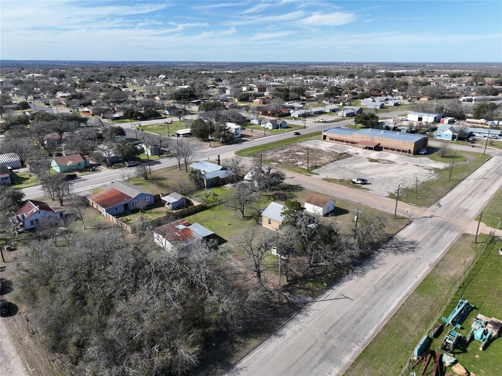 639 N Manse Ave, Giddings, TX 78942