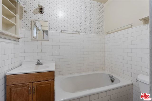 2019 West Boulevard, Los Angeles, CA 90016