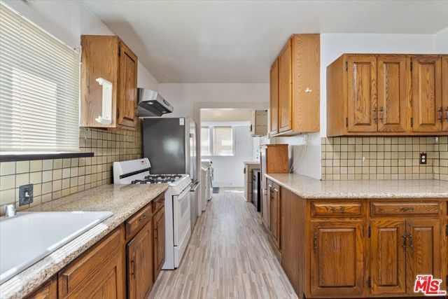 2019 West Boulevard, Los Angeles, CA 90016