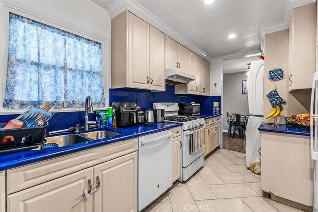 7977 Vista Del Rosa, Downey, CA 90240
