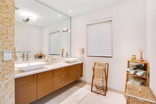 5911 Alton Rd, Miami Beach, FL 33140