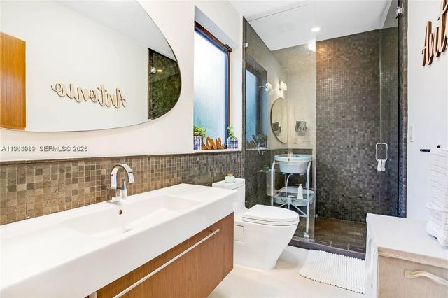 5911 Alton Rd, Miami Beach, FL 33140