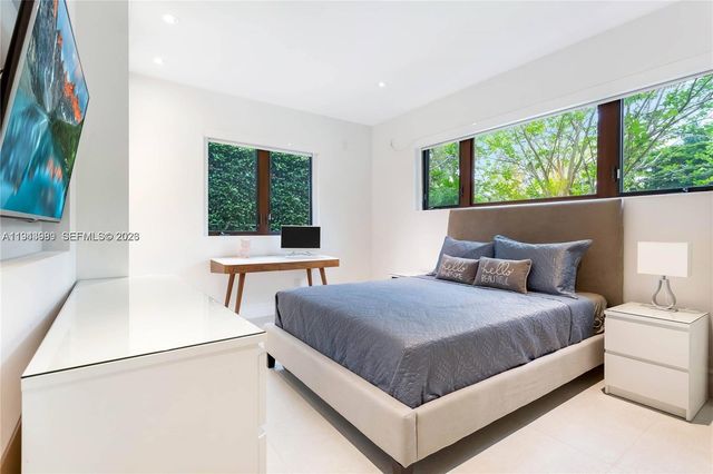 5911 Alton Rd, Miami Beach, FL 33140