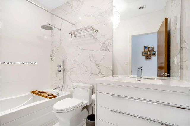 5911 Alton Rd, Miami Beach, FL 33140