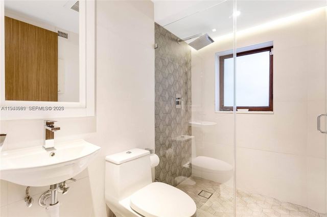 5911 Alton Rd, Miami Beach, FL 33140