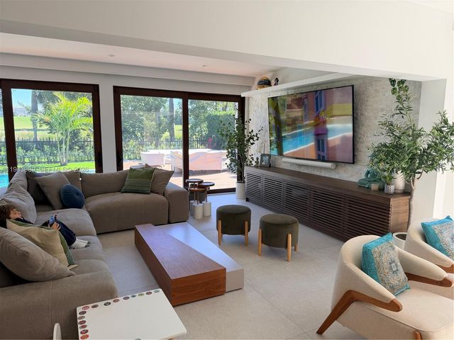 5911 Alton Rd, Miami Beach, FL 33140