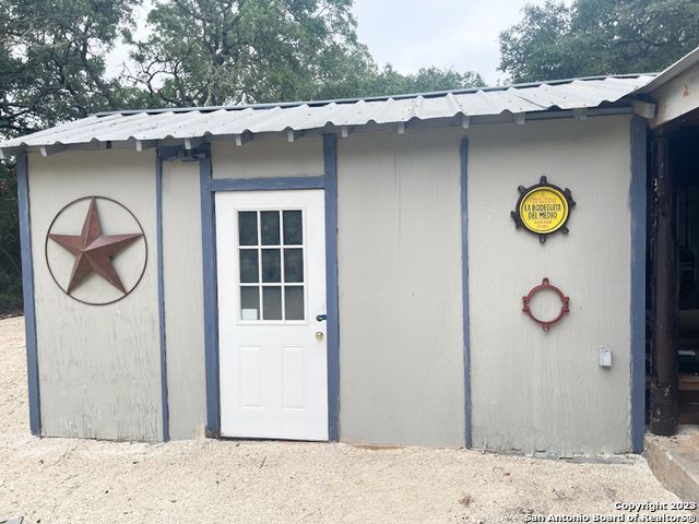 368 Northlake Dr, Lakehills, TX 78063