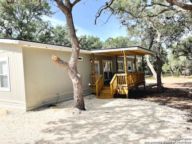 368 Northlake Dr, Lakehills, TX 78063