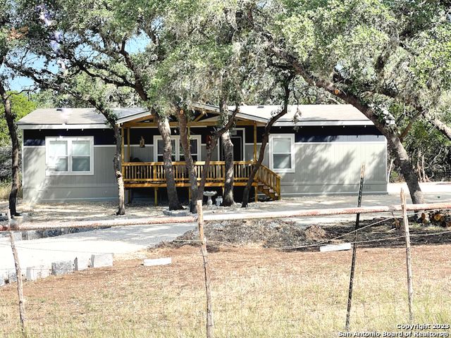 368 Northlake Dr, Lakehills, TX 78063