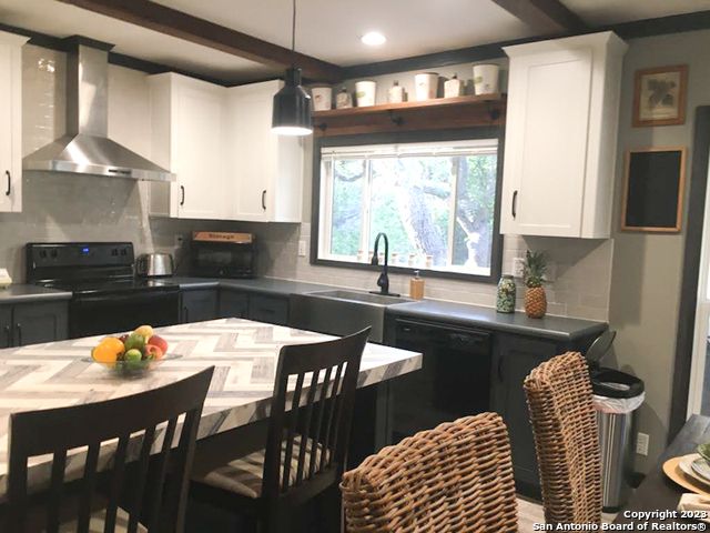 368 Northlake Dr, Lakehills, TX 78063
