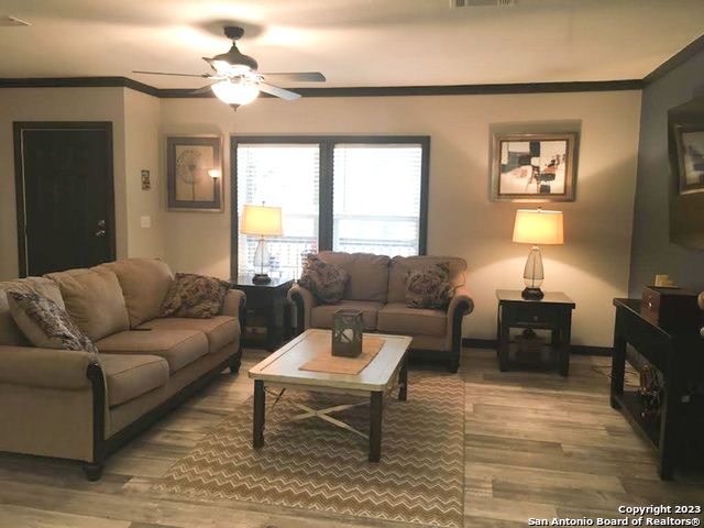 368 Northlake Dr, Lakehills, TX 78063