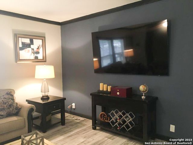 368 Northlake Dr, Lakehills, TX 78063
