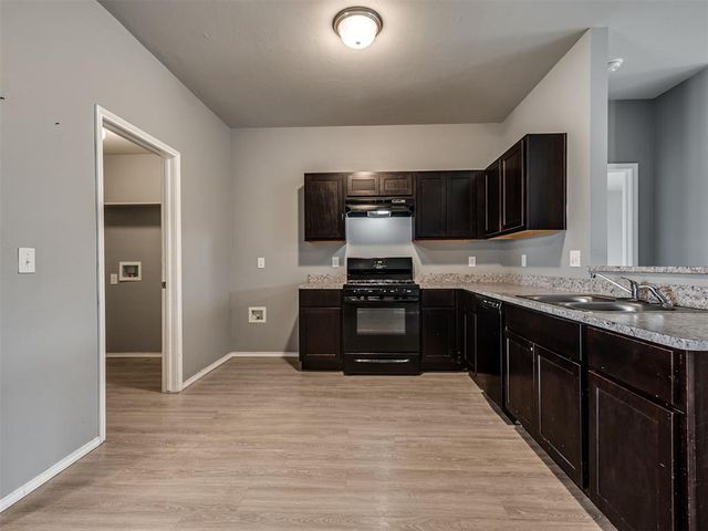 734 W Lola Drive, Mustang, OK 73064