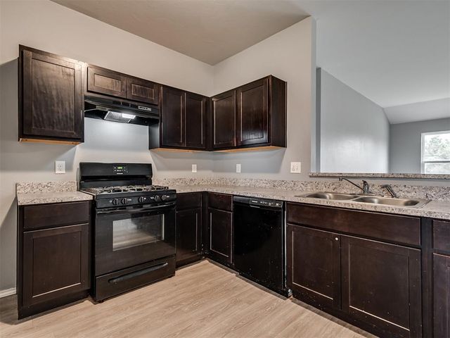 734 W Lola Drive, Mustang, OK 73064