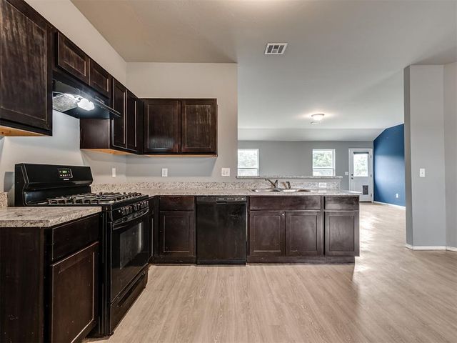 734 W Lola Drive, Mustang, OK 73064